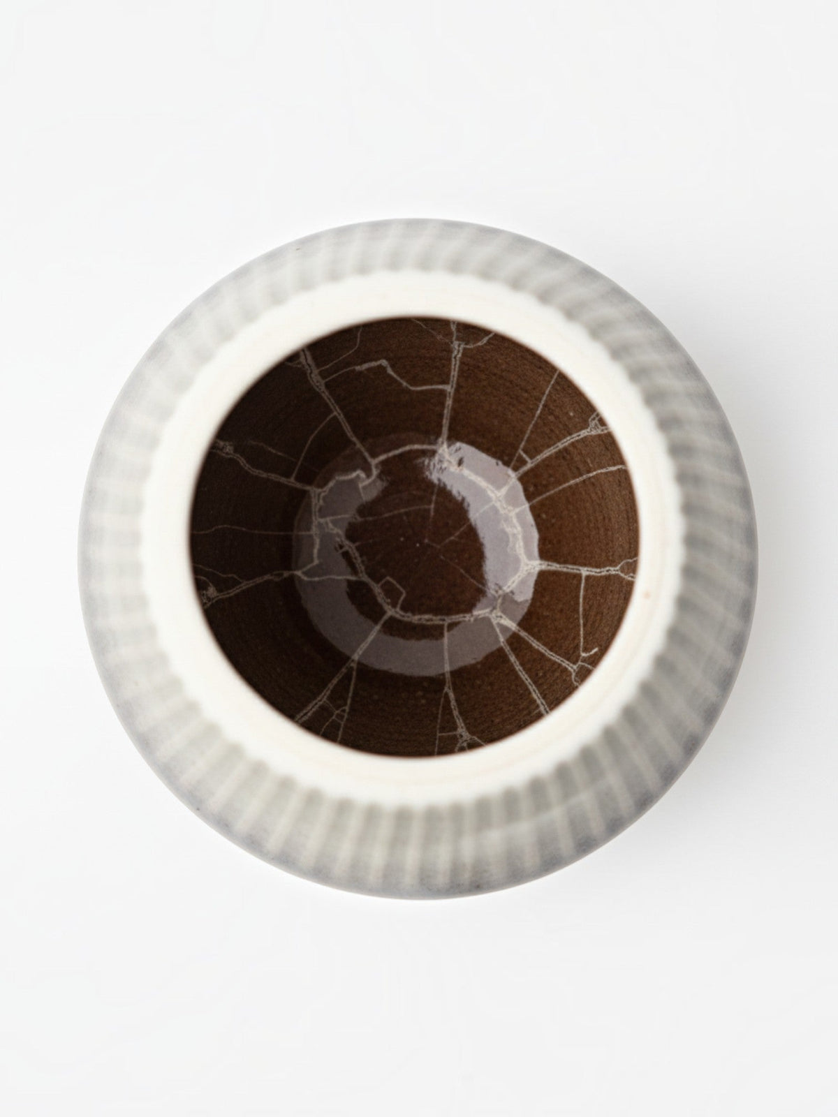 Petit vase TOCO Meubles en céramique blanche nacrée à rayures avec intérieur brun craquelé vu de dessus