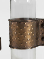 Vase de table Gadd par TOCO Meubles en verre transparent avec support en métal bronze martelé texturé