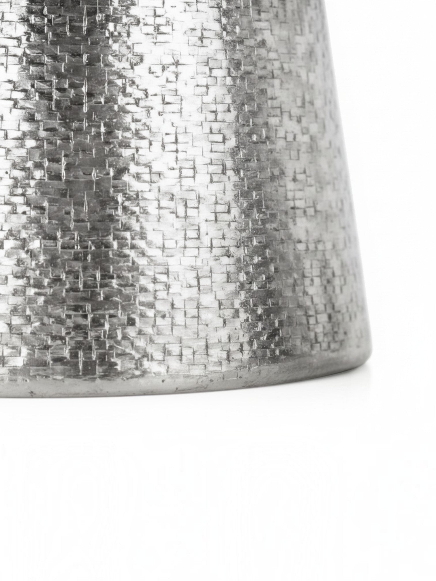 Vase en métal argenté TOCO Meubles avec une texture martelée moderne pour une décoration intérieure élégante