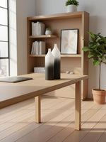 Vases Townley de TOCO Meubles en métal blanc et noir avec dégradé, posés sur une table en bois dans un salon moderne.