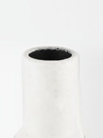 Petit vase TOCO Meubles en métal blanc avec finition dégradée noire, design minimaliste Townley