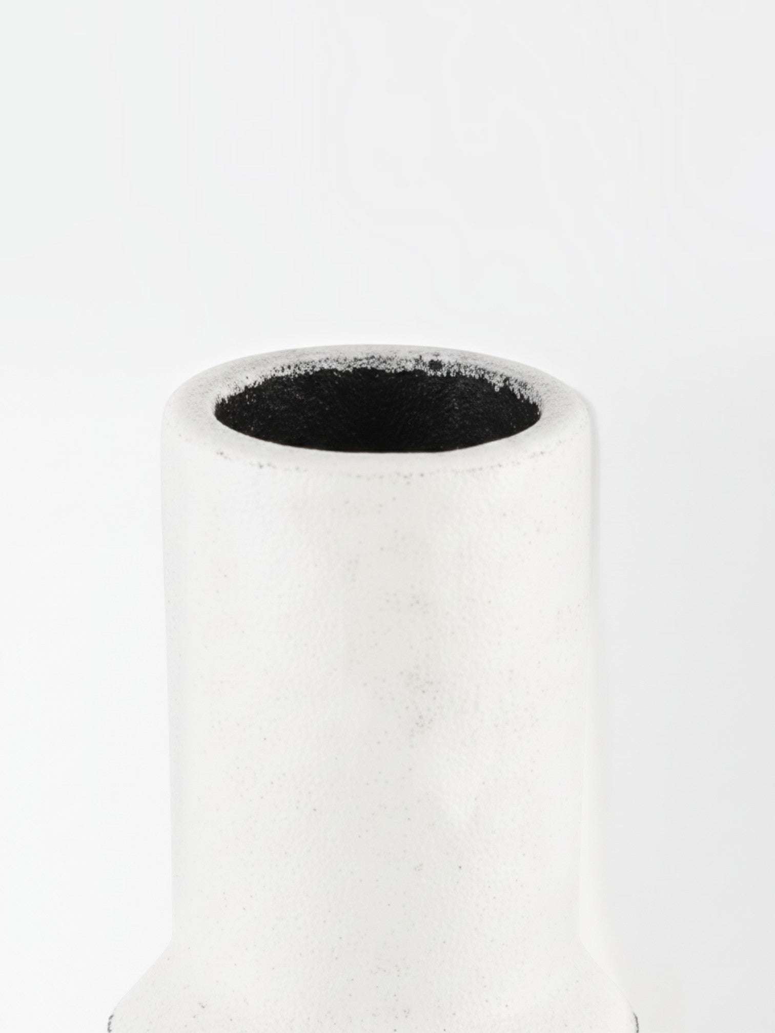 Petit vase TOCO Meubles en métal blanc avec finition dégradée noire, design minimaliste Townley