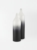 Deux vases TOCO Meubles Townley en métal avec un dégradé élégant du blanc vers le noir sur fond blanc