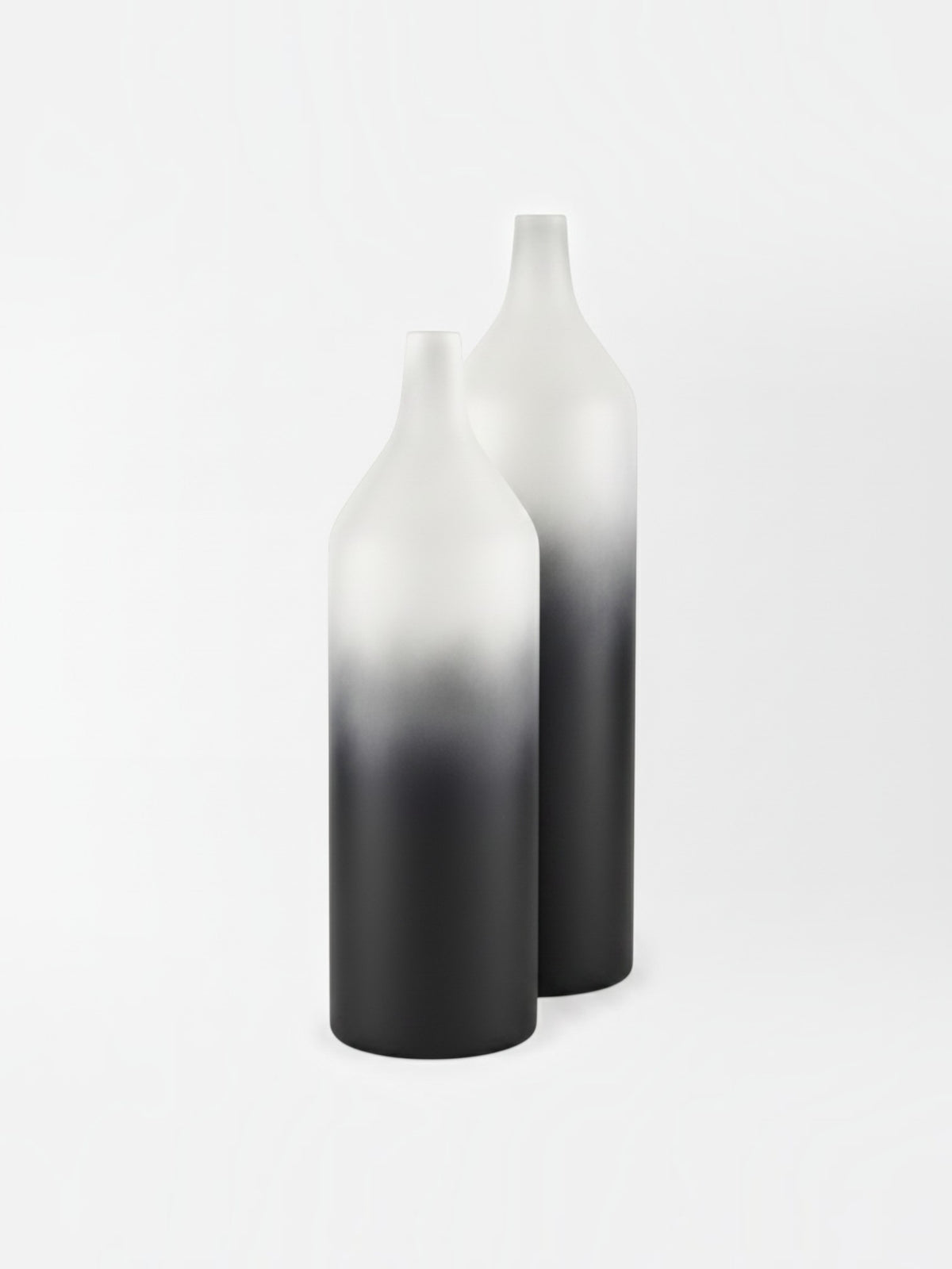 Deux vases TOCO Meubles Townley en métal avec un dégradé élégant du blanc vers le noir sur fond blanc