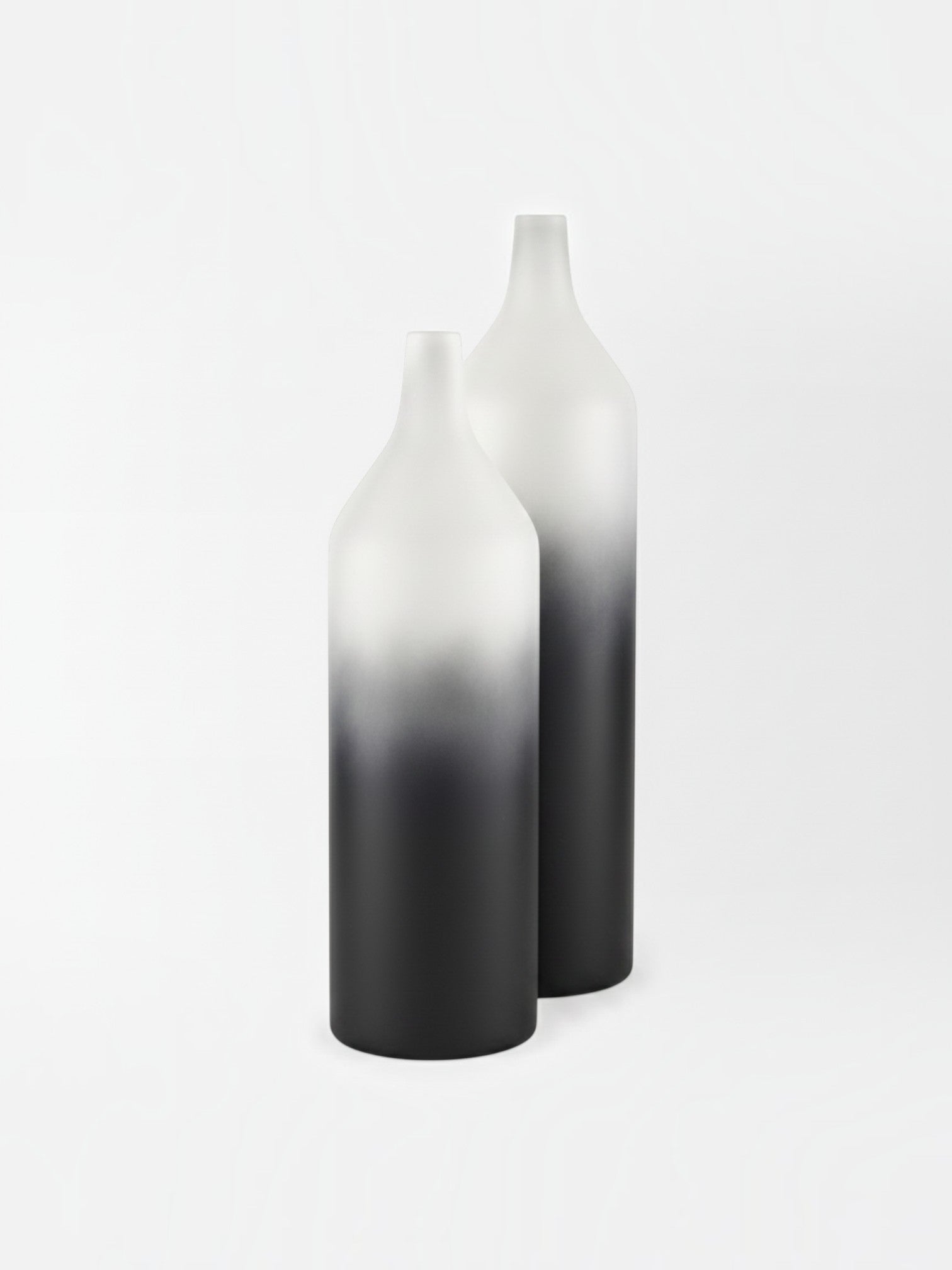 Deux vases TOCO Meubles Townley en métal avec un dégradé élégant du blanc vers le noir sur fond blanc