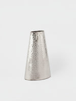 Vase en métal argenté martelé Gemma de TOCO Meubles au design conique moderne et élégant pour décoration intérieure