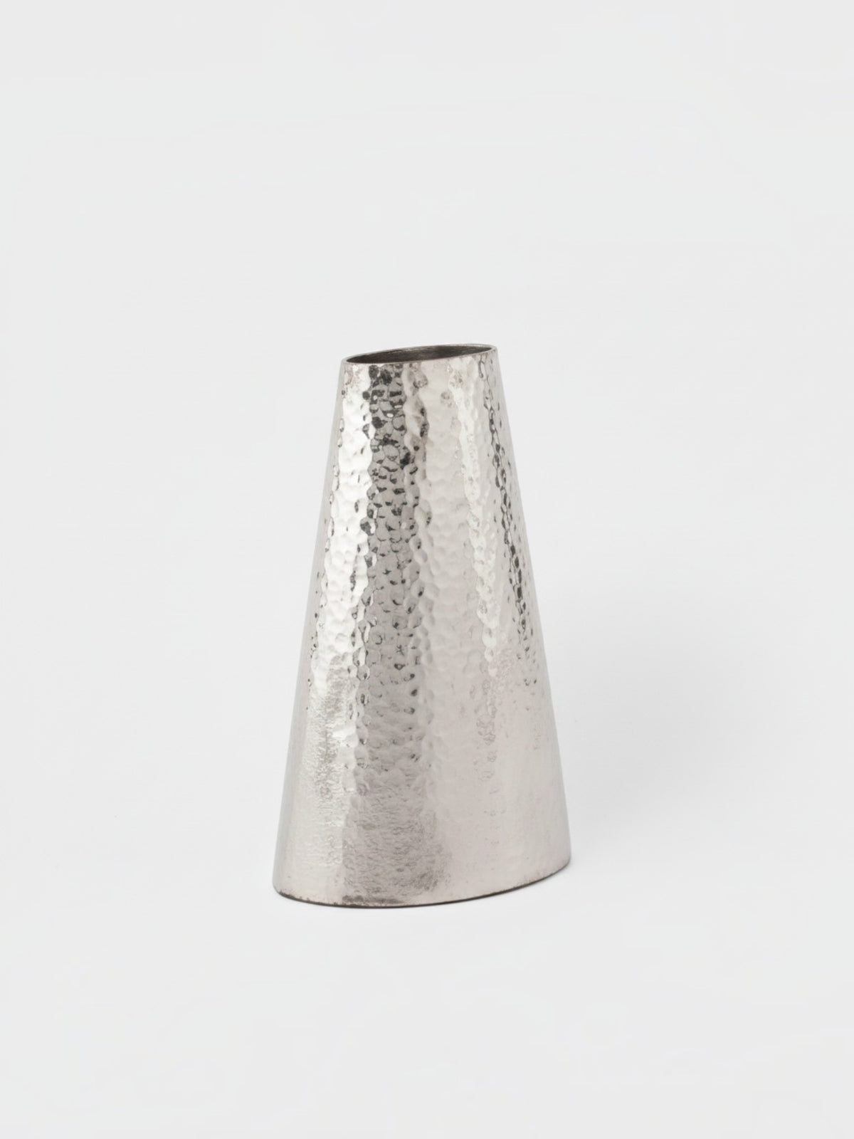 Vase en métal argenté martelé Gemma de TOCO Meubles au design conique moderne et élégant pour décoration intérieure