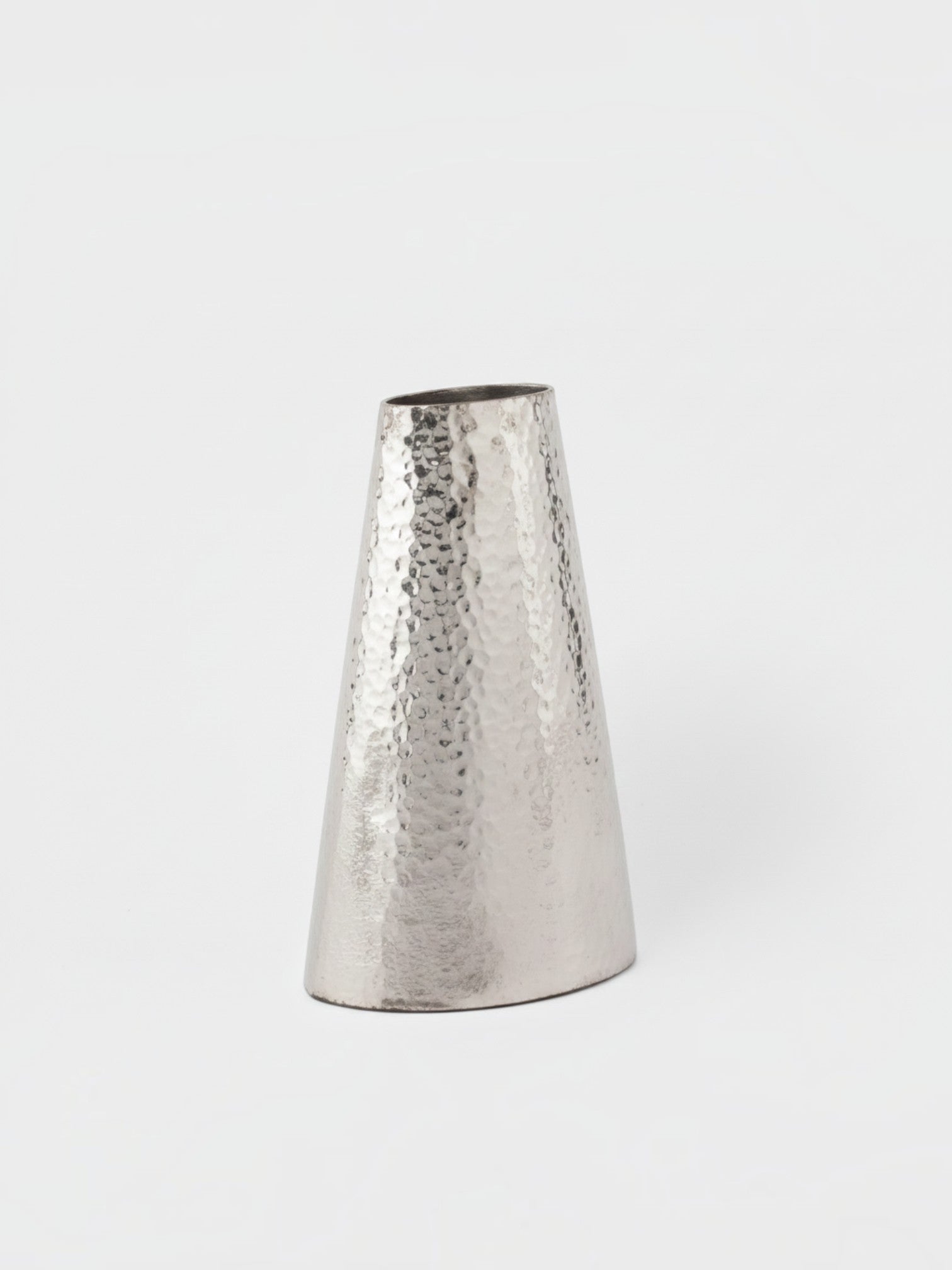 Vase en métal argenté martelé Gemma de TOCO Meubles au design conique moderne et élégant pour décoration intérieure