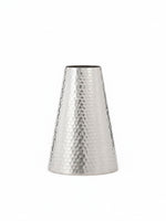 Vase en métal argenté martelé Gemma par TOCO Meubles au design conique moderne et élégant