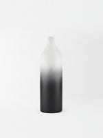 Petit vase TOCO Meubles Townley en métal blanc avec un dégradé noir élégant, design minimaliste et moderne.