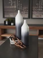 Vases Townley TOCO Meubles en métal blanc et noir avec finition dégradée posés sur une table basse