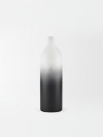 Petit vase TOCO Meubles Townley en métal blanc avec un dégradé noir élégant, design minimaliste et moderne.