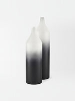 Vases hauts TOCO Meubles en métal blanc et noir avec un dégradé élégant au design contemporain