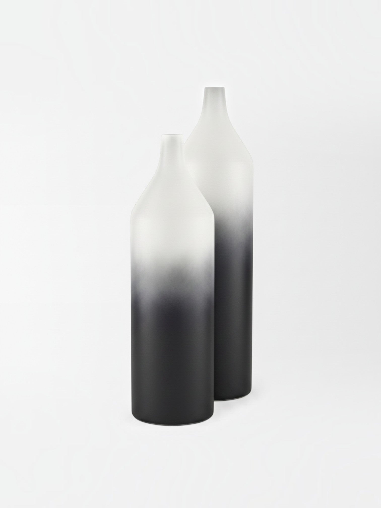 Vases hauts TOCO Meubles en métal blanc et noir avec un dégradé élégant au design contemporain