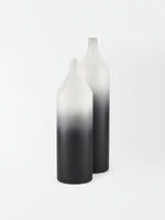 Vases hauts TOCO Meubles en métal blanc et noir avec un dégradé élégant au design contemporain