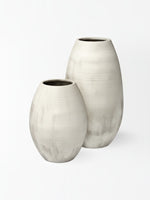 Deux vases TOCO Meubles en céramique blanche nacrée avec texture rayée fine pour une décoration intérieure élégante.