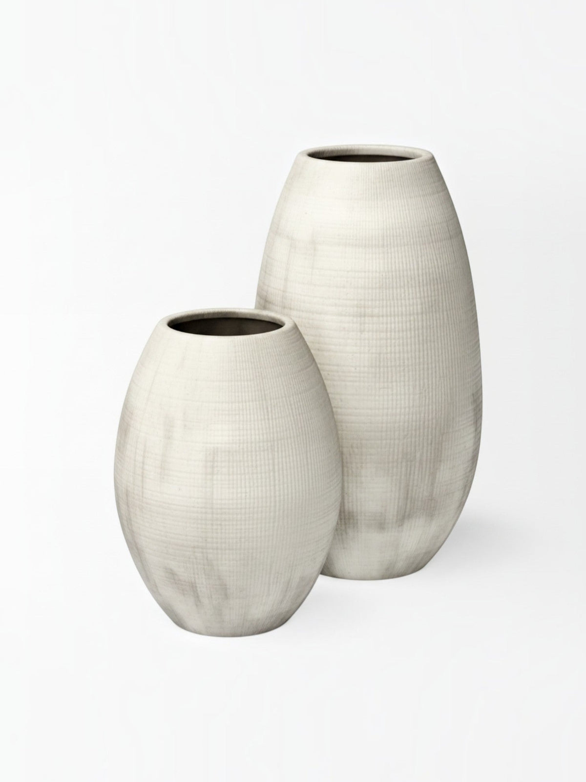 Deux vases TOCO Meubles en céramique blanche nacrée avec texture rayée fine pour une décoration intérieure élégante.