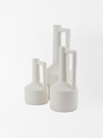 Ensemble de trois vases en céramique blanche TOCO Meubles au design minimaliste avec anses latérales