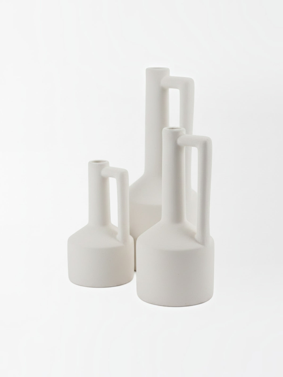 Ensemble de trois vases en céramique blanche TOCO Meubles au design minimaliste avec anses latérales