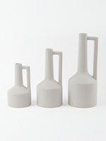 Ensemble de trois vases Burton en céramique blanche mate avec anse latérale, design épuré par TOCO Meubles