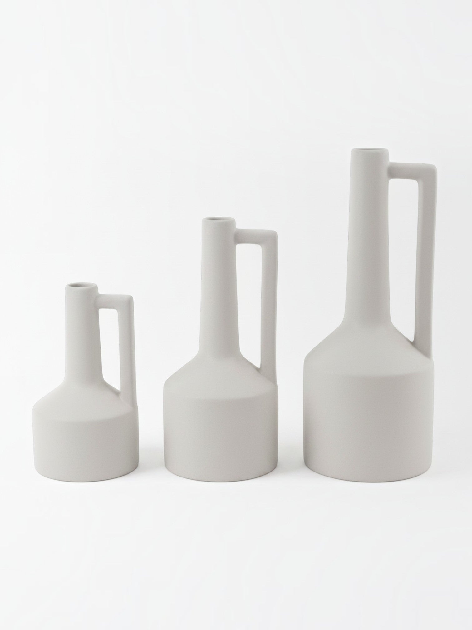 Ensemble de trois vases Burton en céramique blanche mate avec anse latérale, design épuré par TOCO Meubles