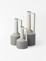 Ensemble de trois vases TOCO Meubles en céramique bicolore gris et beige avec anse latérale et design moderne
