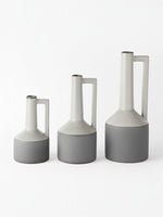 Ensemble de trois vases Burton en céramique bicolore gris clair et gris foncé avec anse, par TOCO Meubles