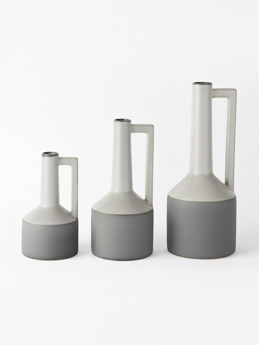 Ensemble de trois vases Burton en céramique bicolore gris clair et gris foncé avec anse, par TOCO Meubles
