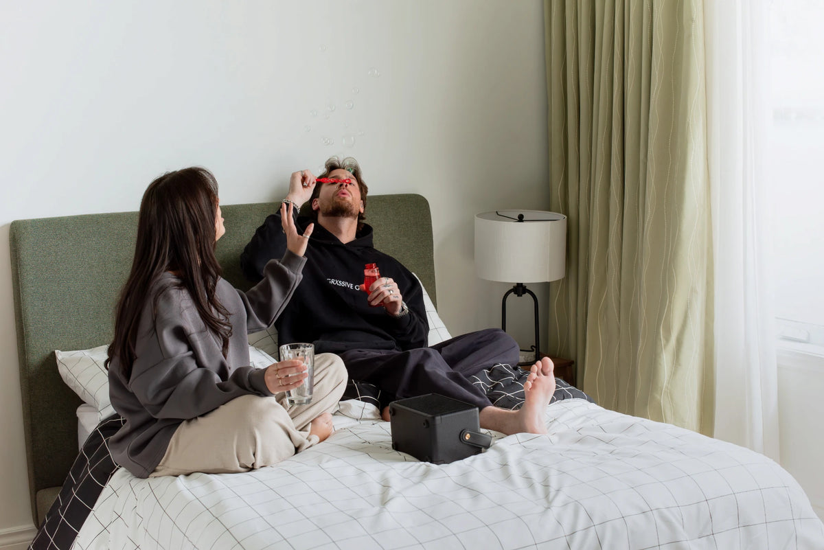 Couple détendu sur un lit TOCO à tête de lit verte
