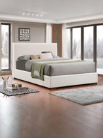 Lit double Noémie TOCO Meubles en tissu bouclé blanc cassé, style moderne plateforme.