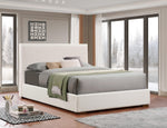 Lit double Noémie TOCO Meubles en tissu bouclé blanc cassé, style moderne plateforme.