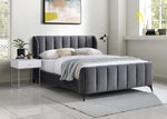 TOCO Meubles Lit Juliette grand lit en velours gris avec tête de lit capitonnée et pieds en métal noir.