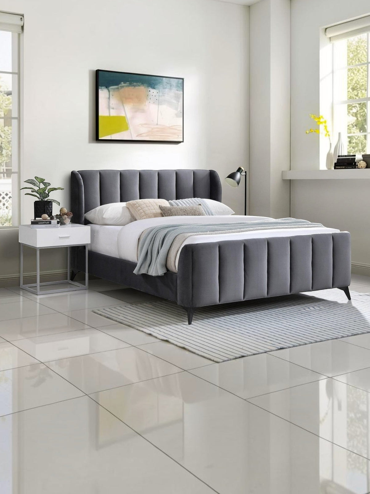 TOCO Meubles Lit Juliette grand lit en velours gris avec tête de lit capitonnée et pieds en métal noir.