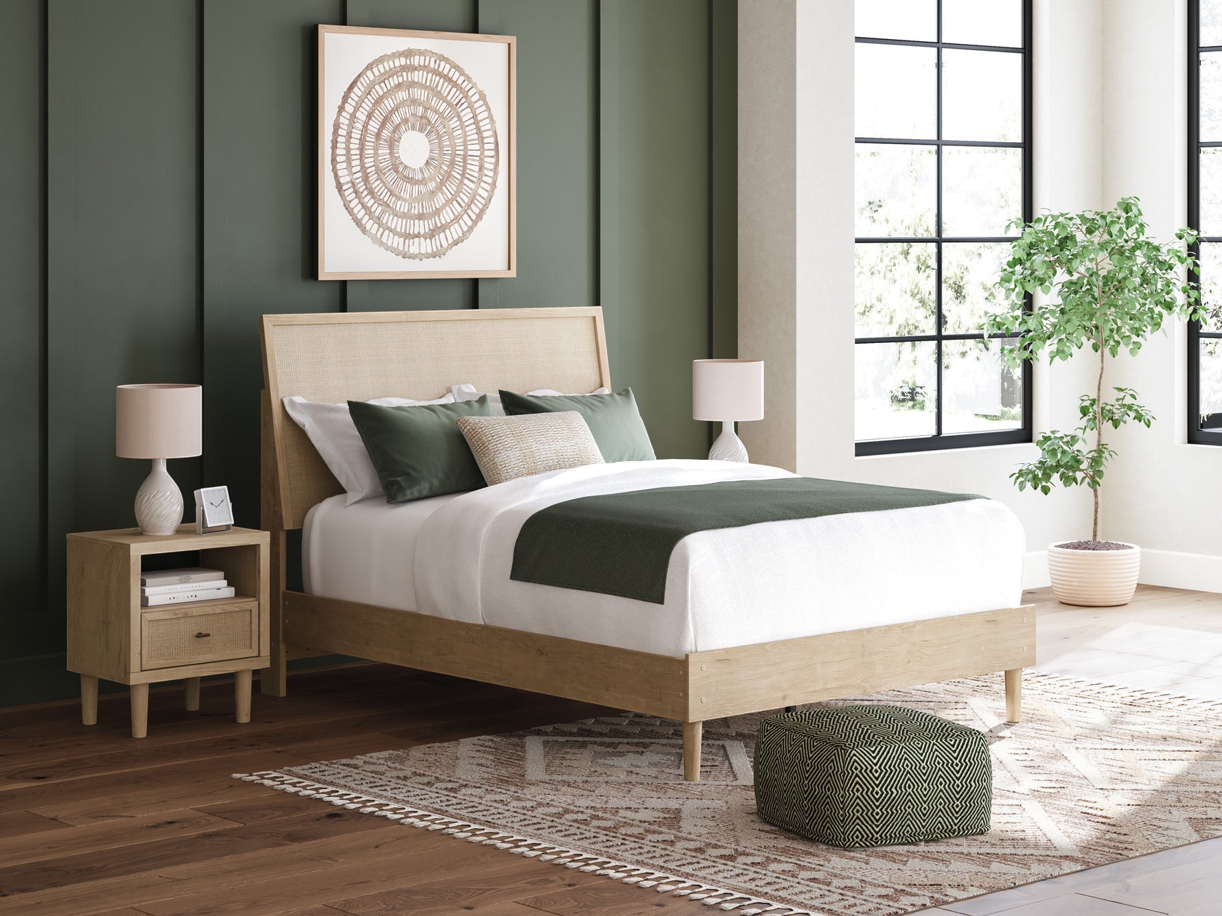 Lit TOCO Meubles Olive en bois clair avec tête de lit en rotin, finition chêne et détails beiges.