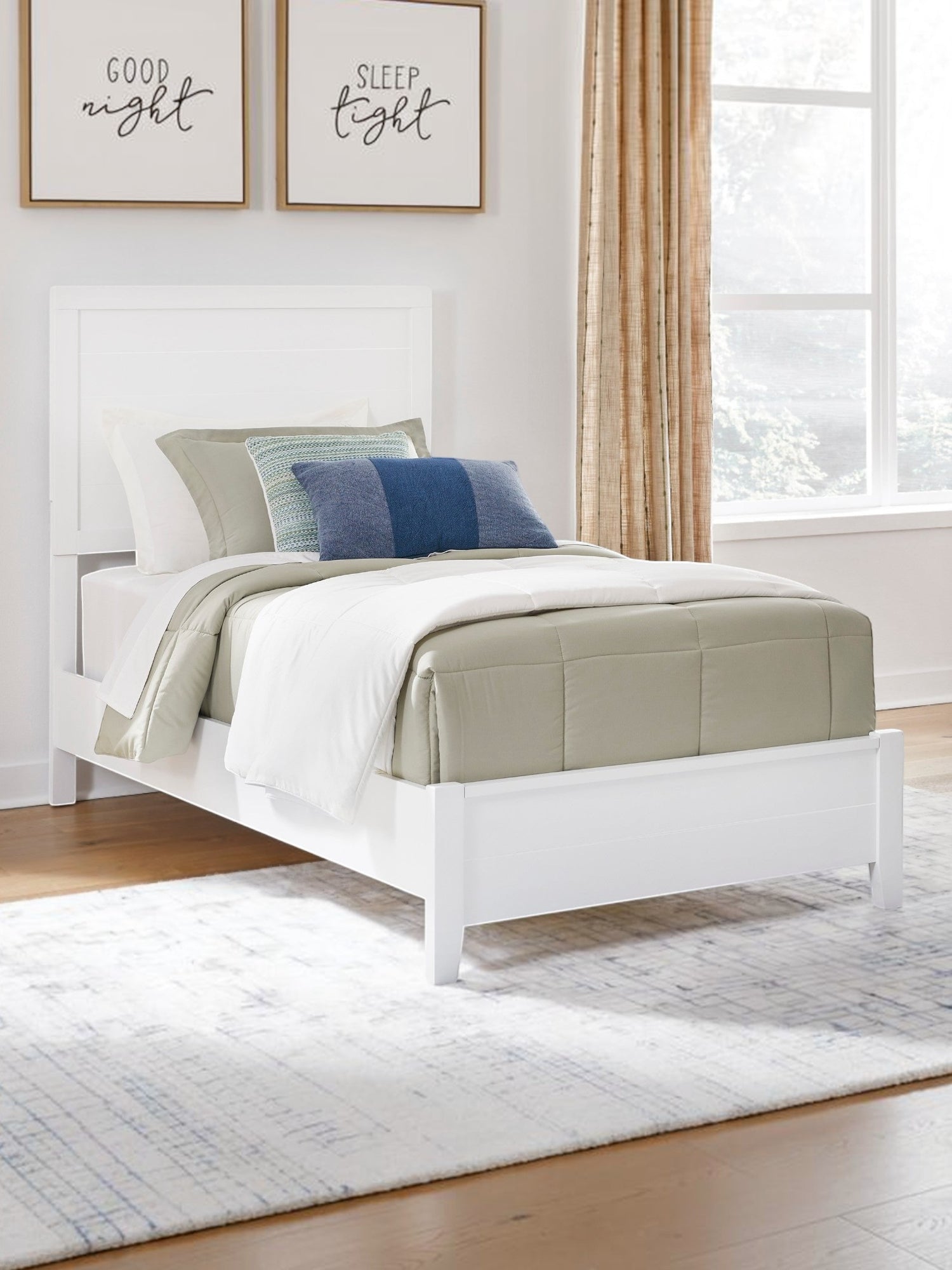 Lit simple blanc TOCO Meubles Gisele avec tête de lit à lattes et détails de planches, style contemporain.
