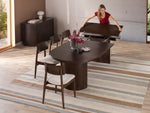 Chaise ronde Transformer en noyer foncé – démonstration du mécanisme, ensemble table et chaises, mise en situation – Meubles TOCO