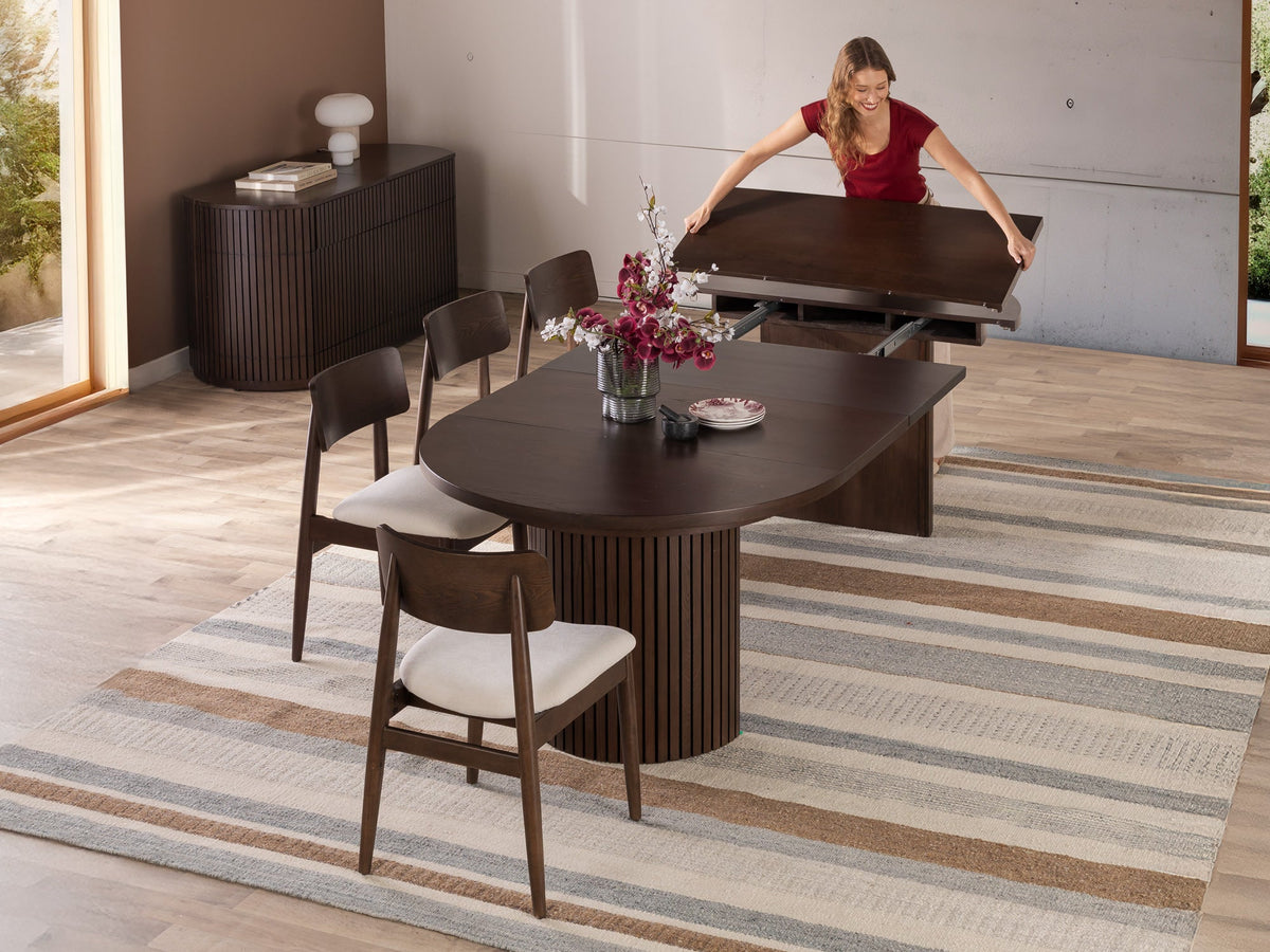 Chaise ronde Transformer en noyer foncé – démonstration du mécanisme, ensemble table et chaises, mise en situation – Meubles TOCO