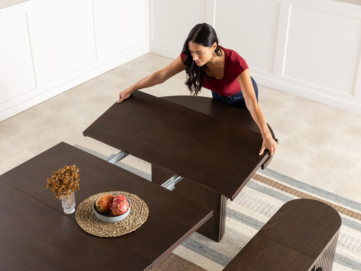 Table à manger ronde extensible Transformer en noyer foncé – vue de dessus, mise en situation – Meubles TOCO