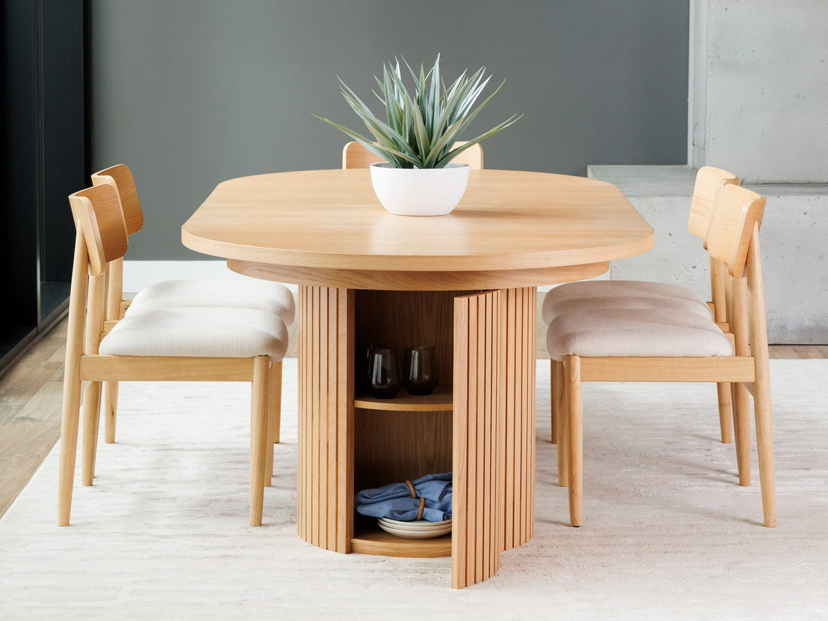 Table à manger ronde extensible Transformer en chêne scandinave – gros plan sur le bois massif, rangement intégré, mise en situation – Meubles TOCO