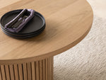 Table à manger ronde extensible Transformer en chêne scandinave – gros plan sur le bois massif, mise en situation – Meubles TOCO