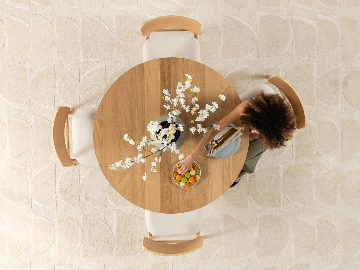 Chaise ronde Transformer en chêne scandinave – vue de dessus, fermée, format compact, mise en situation – Meubles TOCO