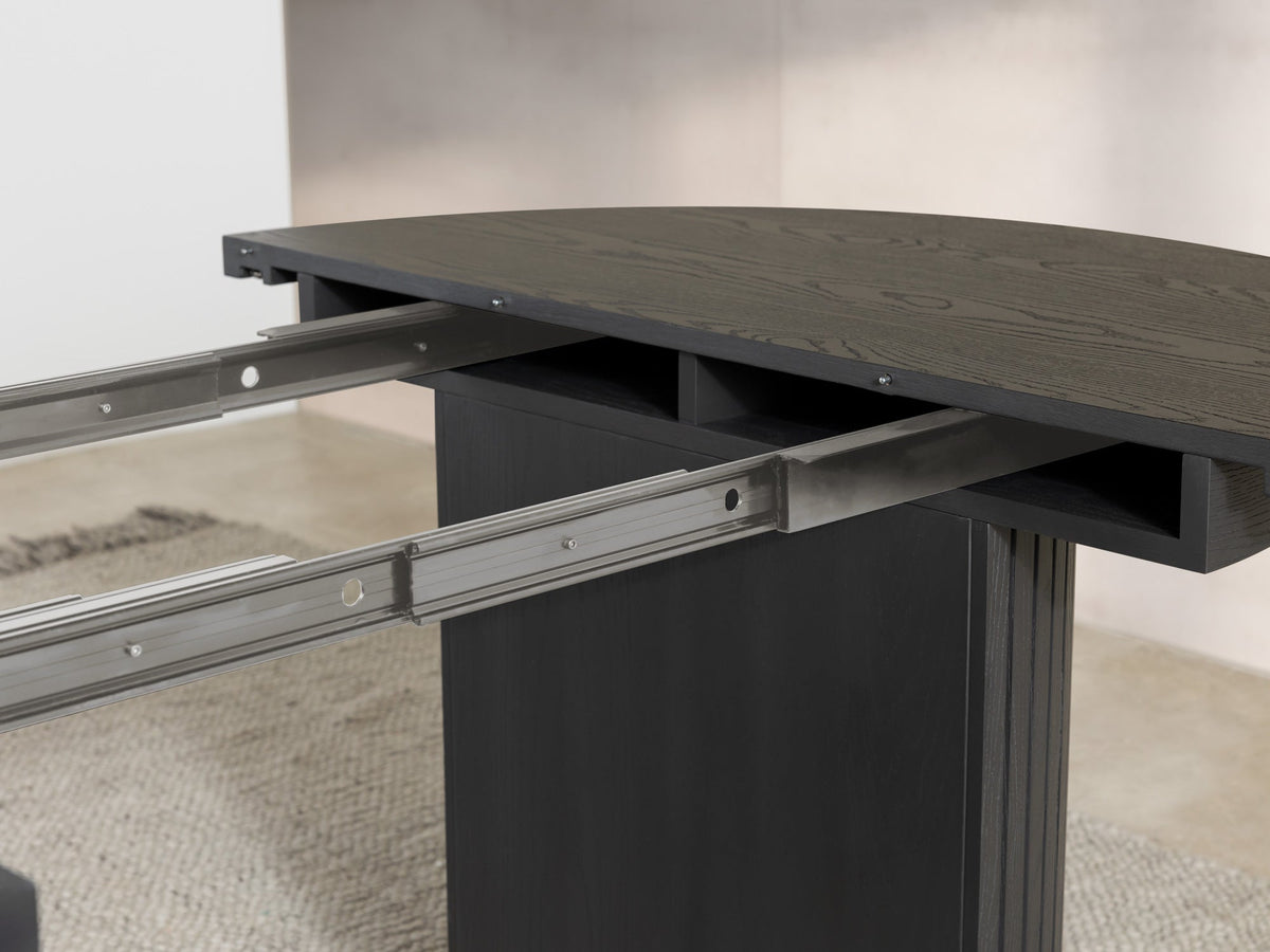 Table à manger ronde extensible Transformer en hickory fumé – gros plan sur le bois massif, mécanisme coulissant, mise en situation – Meubles TOCO