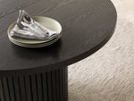 Table à manger ronde extensible Transformer en hickory fumé – gros plan sur le bois massif, mise en situation – Meubles TOCO