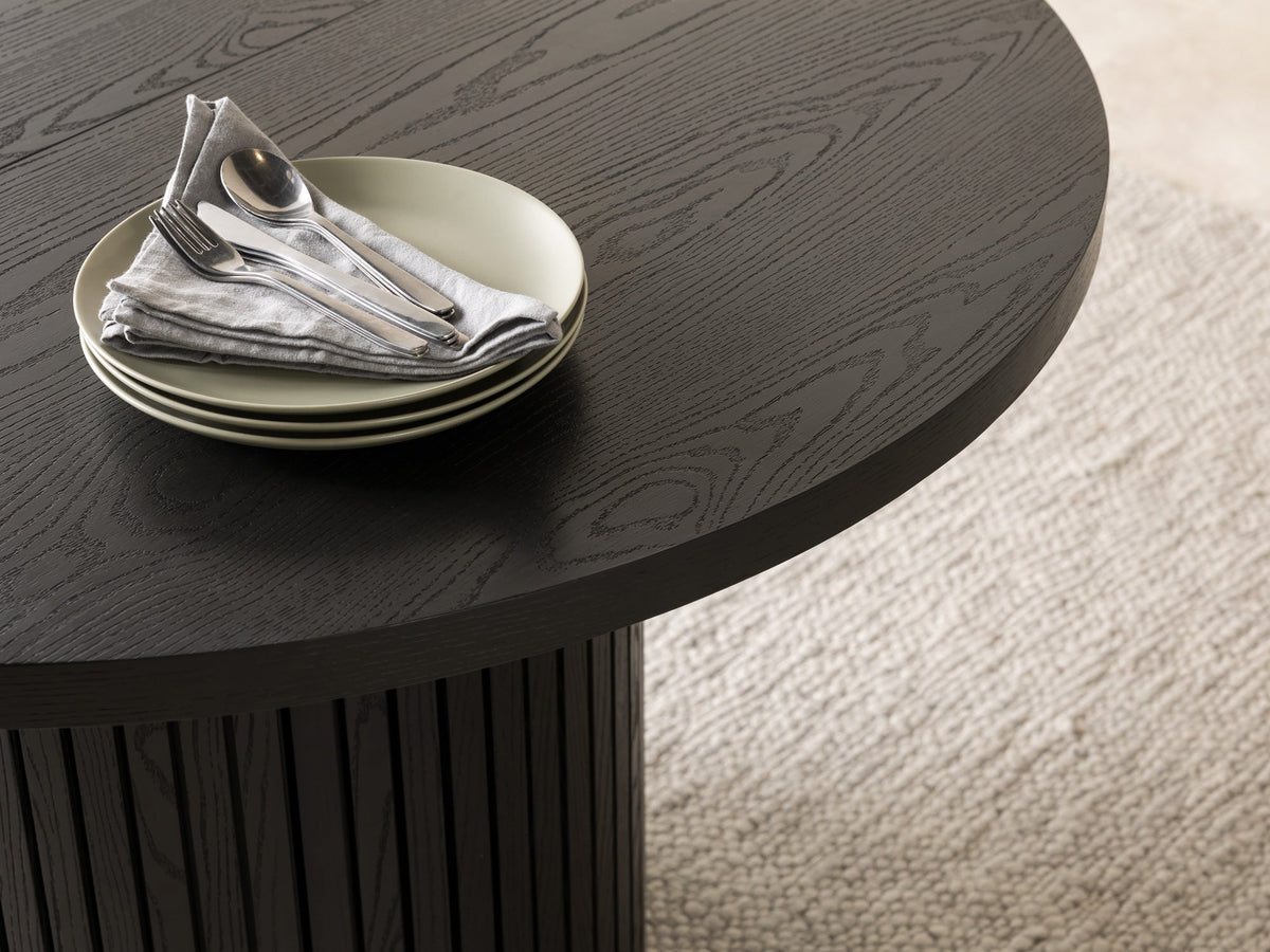 Table à manger ronde extensible Transformer en hickory fumé – gros plan sur le bois massif, mise en situation – Meubles TOCO