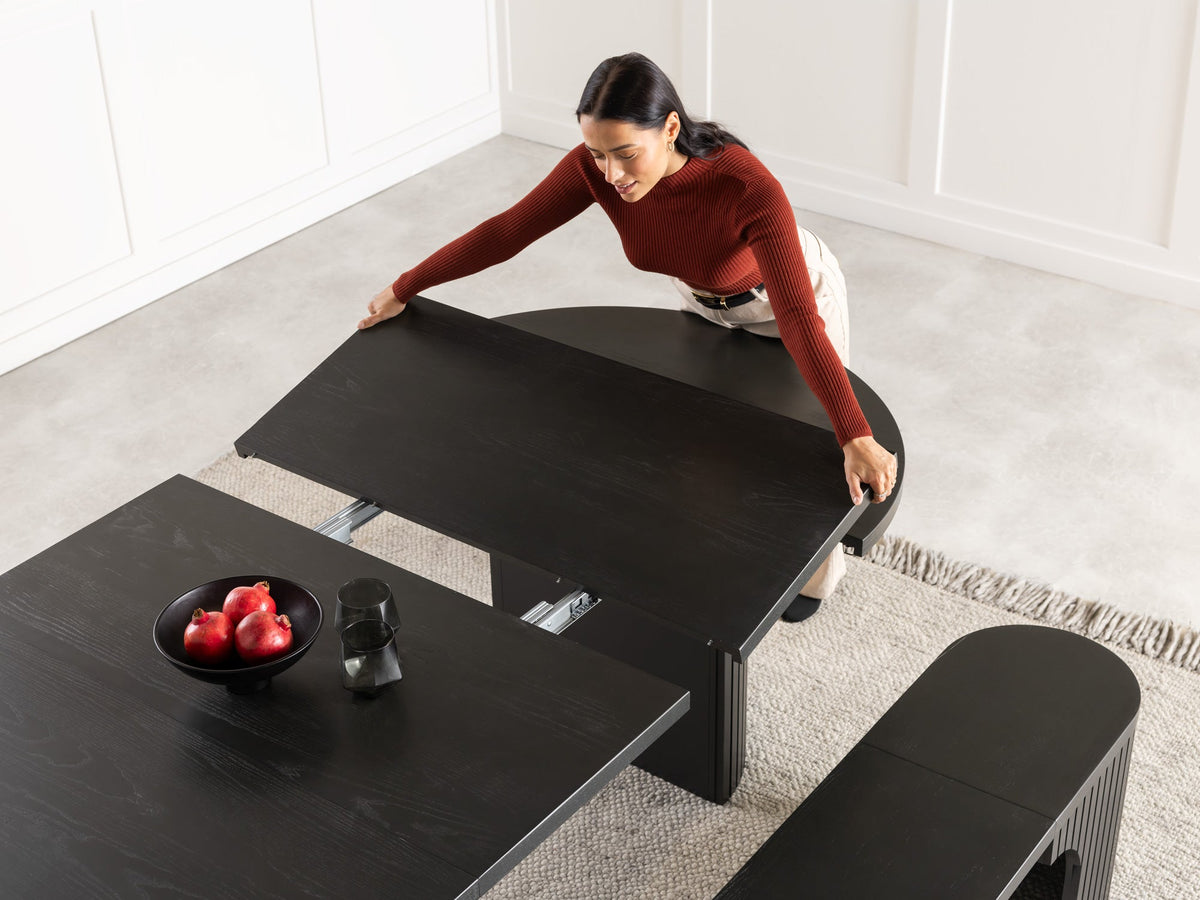 Table à manger ronde extensible Transformer en hickory fumé – vue de dessus, mise en situation – Meubles TOCO