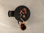 Table à manger ronde extensible Transformer en hickory fumé – vue de dessus, fermée, format compact, mise en situation – Meubles TOCO